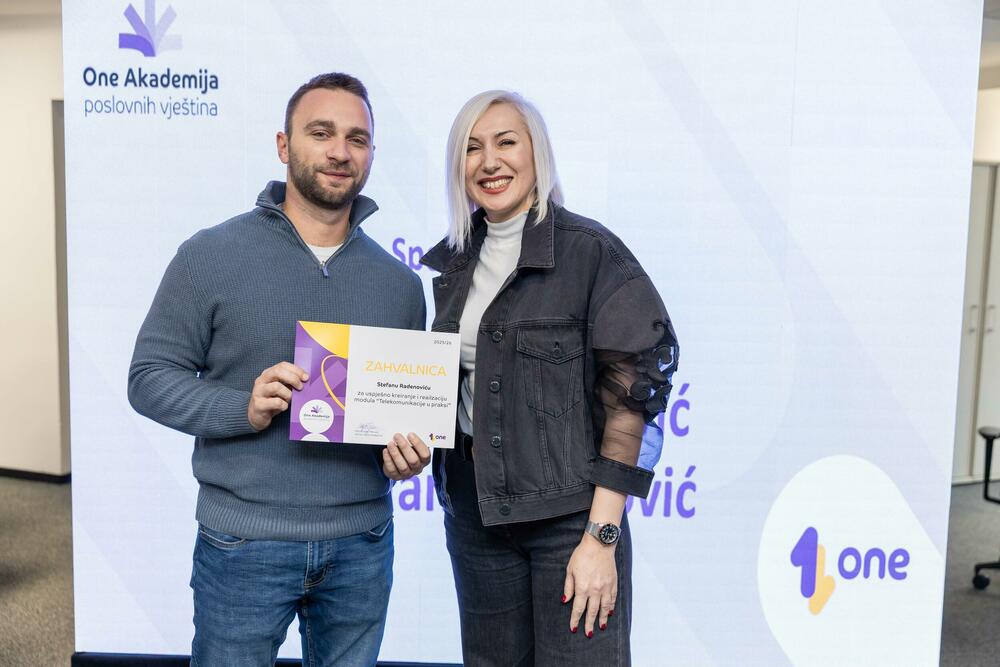 <p><em>Uz dozu pozitivne treme, mnogo fokusa i još više entuzijazma, prva generacija polaznika One akademije dobila je sertifikate koji za njih označavaju kraj jednog programa, ali i simbolični početak karijere. Događaj koji je na pravi način zokružio zajedničku priču Univerziteta Crne Gore i prvog crnogorskog mobilnog operatora, okupio je 23 studenta koji su tokom višemjesečnog rada pokazali da su spremni za izazove savremenog tržišta rada.</em></p>