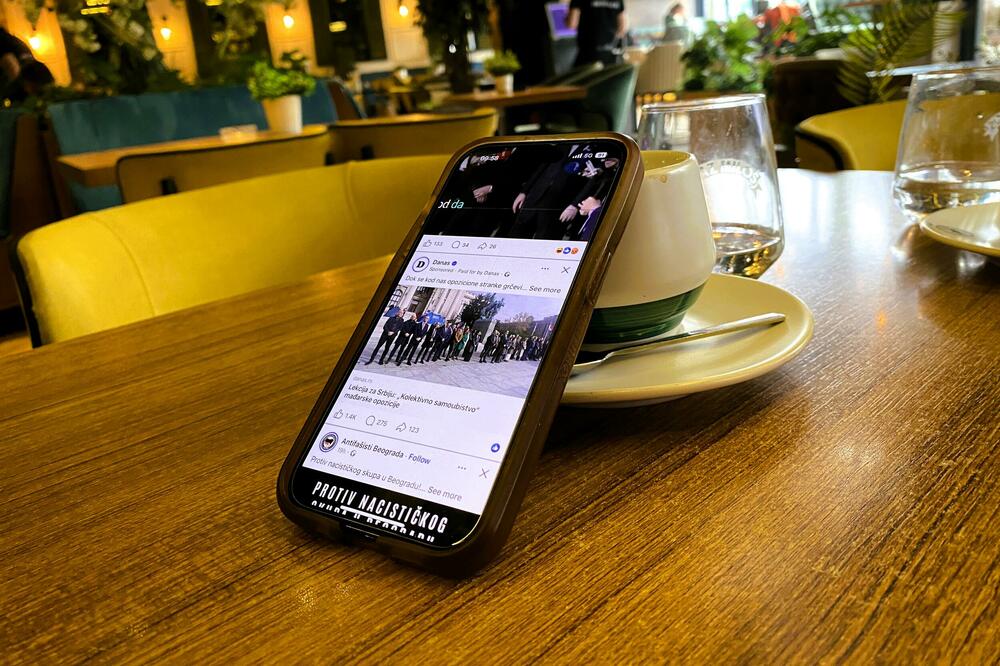 Na kafi sa pametnim telefonom, Foto: D. Dedović