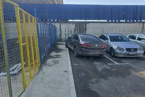 Službeno vozilo "Parking servisa" voze van radnog vremena i...