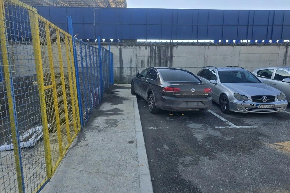 Tvrde da su tablice skidali i zbog bezbjednosti direktora, Foto: Izvor Vijesti