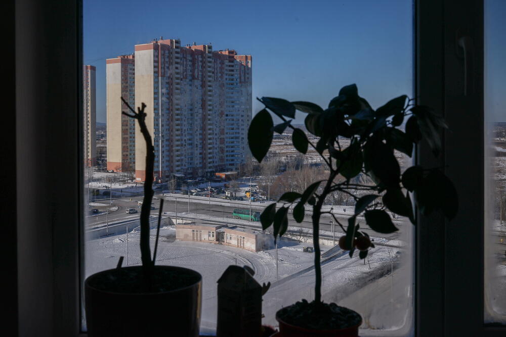 <p>"Tačka u kojoj bismo odlučili da ponovo napustimo Kijev bila bi kad bi ruske trupe bile 10-12 kilometara od grada. To je to", rekla je Julija Davidenko novinarima Rojtersa, koji su proveli tri dana sa porodicom kako bi dokumentovali kako su se nosili sa ekstremnom hladnoćom usred vazdušnih uzbuna</p>