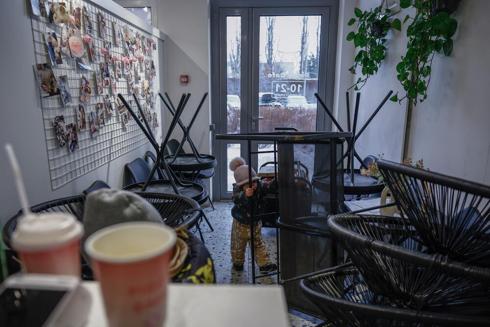 <p>"Tačka u kojoj bismo odlučili da ponovo napustimo Kijev bila bi kad bi ruske trupe bile 10-12 kilometara od grada. To je to", rekla je Julija Davidenko novinarima Rojtersa, koji su proveli tri dana sa porodicom kako bi dokumentovali kako su se nosili sa ekstremnom hladnoćom usred vazdušnih uzbuna</p>