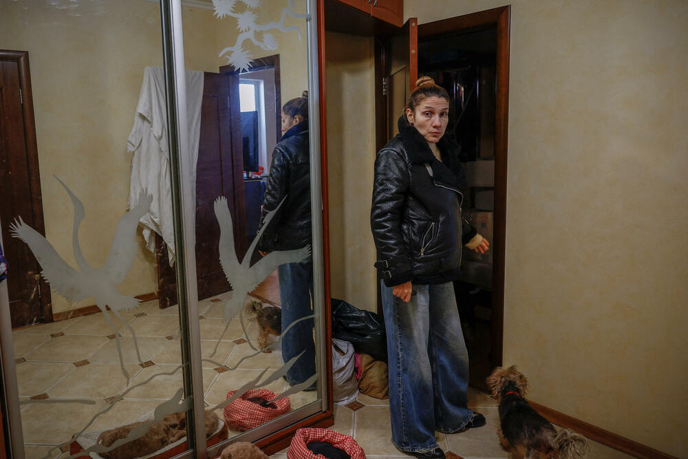 <p>"Tačka u kojoj bismo odlučili da ponovo napustimo Kijev bila bi kad bi ruske trupe bile 10-12 kilometara od grada. To je to", rekla je Julija Davidenko novinarima Rojtersa, koji su proveli tri dana sa porodicom kako bi dokumentovali kako su se nosili sa ekstremnom hladnoćom usred vazdušnih uzbuna</p>