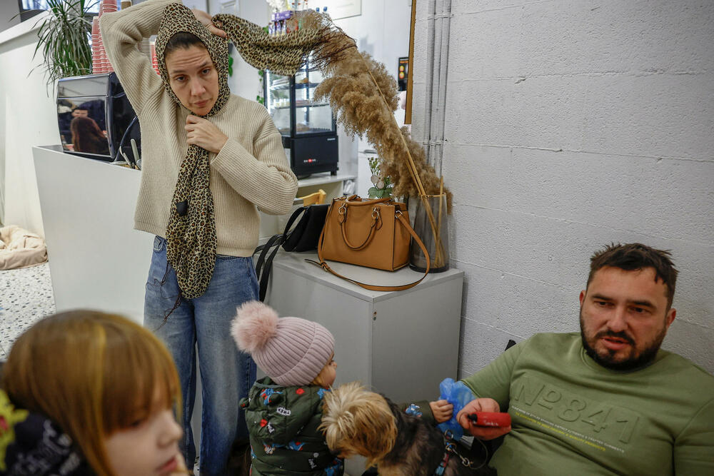 <p>"Tačka u kojoj bismo odlučili da ponovo napustimo Kijev bila bi kad bi ruske trupe bile 10-12 kilometara od grada. To je to", rekla je Julija Davidenko novinarima Rojtersa, koji su proveli tri dana sa porodicom kako bi dokumentovali kako su se nosili sa ekstremnom hladnoćom usred vazdušnih uzbuna</p>