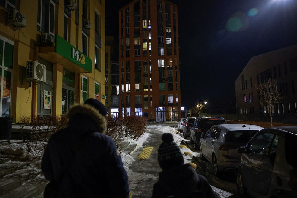 <p>"Tačka u kojoj bismo odlučili da ponovo napustimo Kijev bila bi kad bi ruske trupe bile 10-12 kilometara od grada. To je to", rekla je Julija Davidenko novinarima Rojtersa, koji su proveli tri dana sa porodicom kako bi dokumentovali kako su se nosili sa ekstremnom hladnoćom usred vazdušnih uzbuna</p>