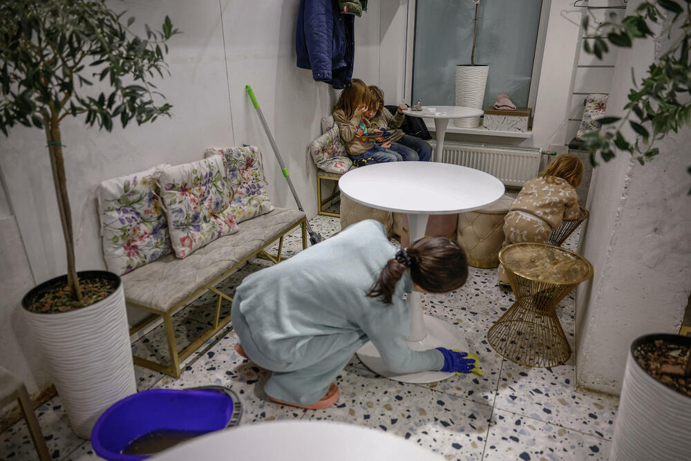 <p>"Tačka u kojoj bismo odlučili da ponovo napustimo Kijev bila bi kad bi ruske trupe bile 10-12 kilometara od grada. To je to", rekla je Julija Davidenko novinarima Rojtersa, koji su proveli tri dana sa porodicom kako bi dokumentovali kako su se nosili sa ekstremnom hladnoćom usred vazdušnih uzbuna</p>