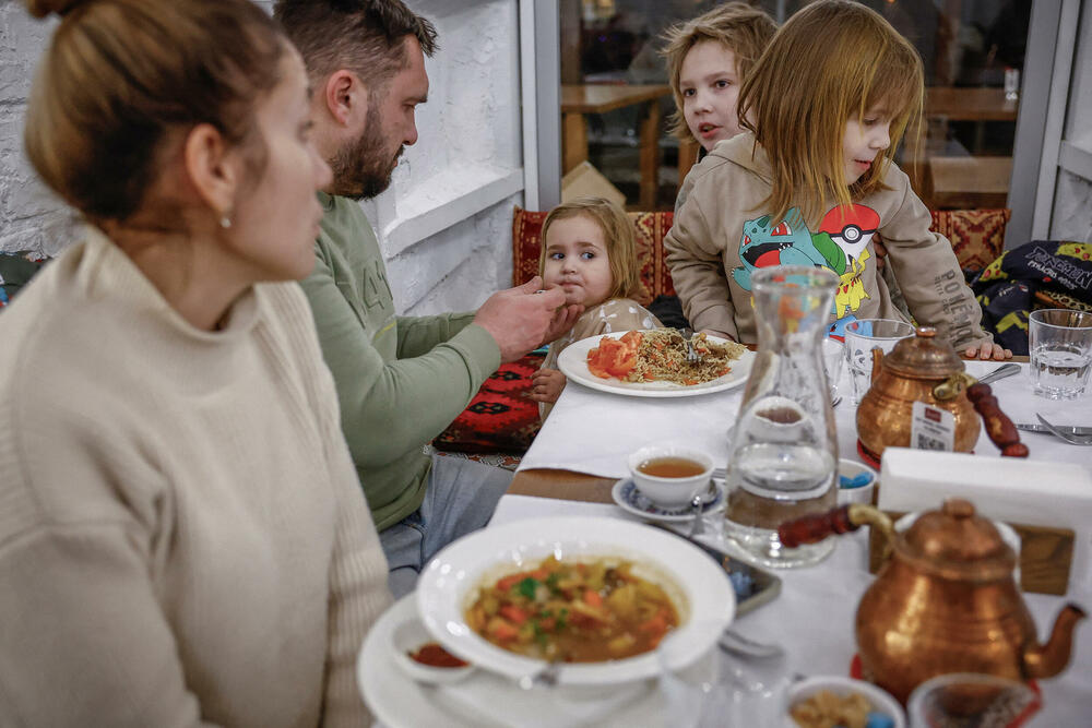 <p>"Tačka u kojoj bismo odlučili da ponovo napustimo Kijev bila bi kad bi ruske trupe bile 10-12 kilometara od grada. To je to", rekla je Julija Davidenko novinarima Rojtersa, koji su proveli tri dana sa porodicom kako bi dokumentovali kako su se nosili sa ekstremnom hladnoćom usred vazdušnih uzbuna</p>