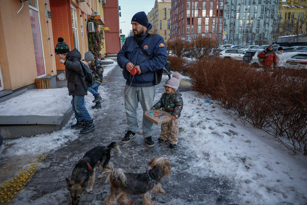 <p>"Tačka u kojoj bismo odlučili da ponovo napustimo Kijev bila bi kad bi ruske trupe bile 10-12 kilometara od grada. To je to", rekla je Julija Davidenko novinarima Rojtersa, koji su proveli tri dana sa porodicom kako bi dokumentovali kako su se nosili sa ekstremnom hladnoćom usred vazdušnih uzbuna</p>