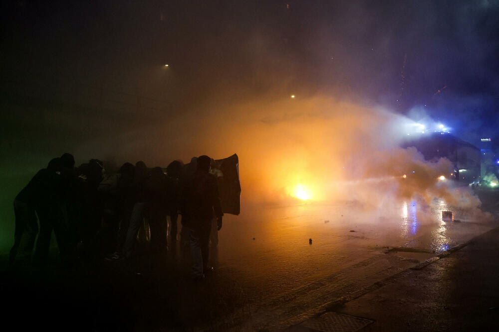 <p>Kritičari Zimskih olimpijskih igara žale se na uticaj infrastrukture na krhku planinsku životnu sredinu, kao i na široko rasprostranjenu upotrebu vještačkog snijega, za čiju proizvodnju se intenzivno troše energija i voda</p>