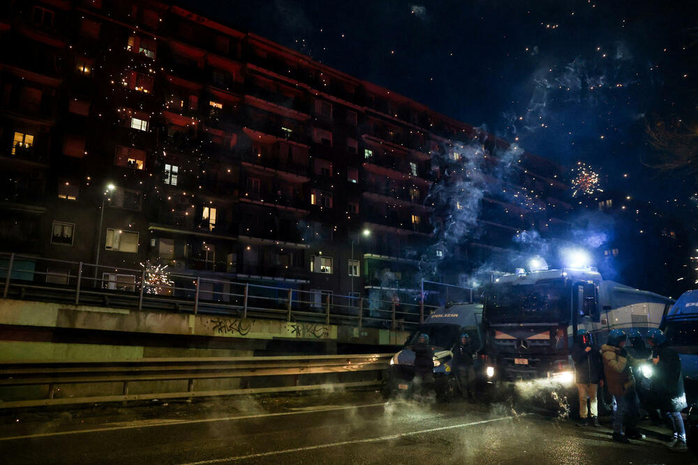 <p>Kritičari Zimskih olimpijskih igara žale se na uticaj infrastrukture na krhku planinsku životnu sredinu, kao i na široko rasprostranjenu upotrebu vještačkog snijega, za čiju proizvodnju se intenzivno troše energija i voda</p>