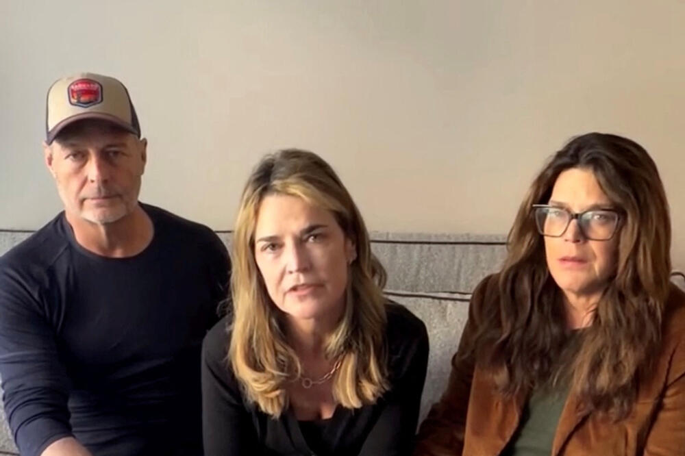 Savana Gatri ( u sredini) sa bratom i sestrom, Foto: Reuters