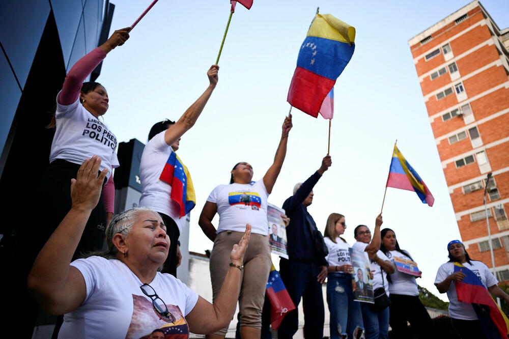 Članovi porodica političkih zatvorenika u Venecueli protestuju ispred zatvora Helikoide, Foto: Reuters