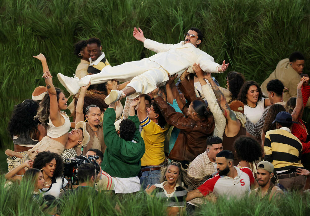 <p>Spektakl na poluvremenu označio je istorijski trenutak za latino muziku na najvećoj američkoj sceni</p>