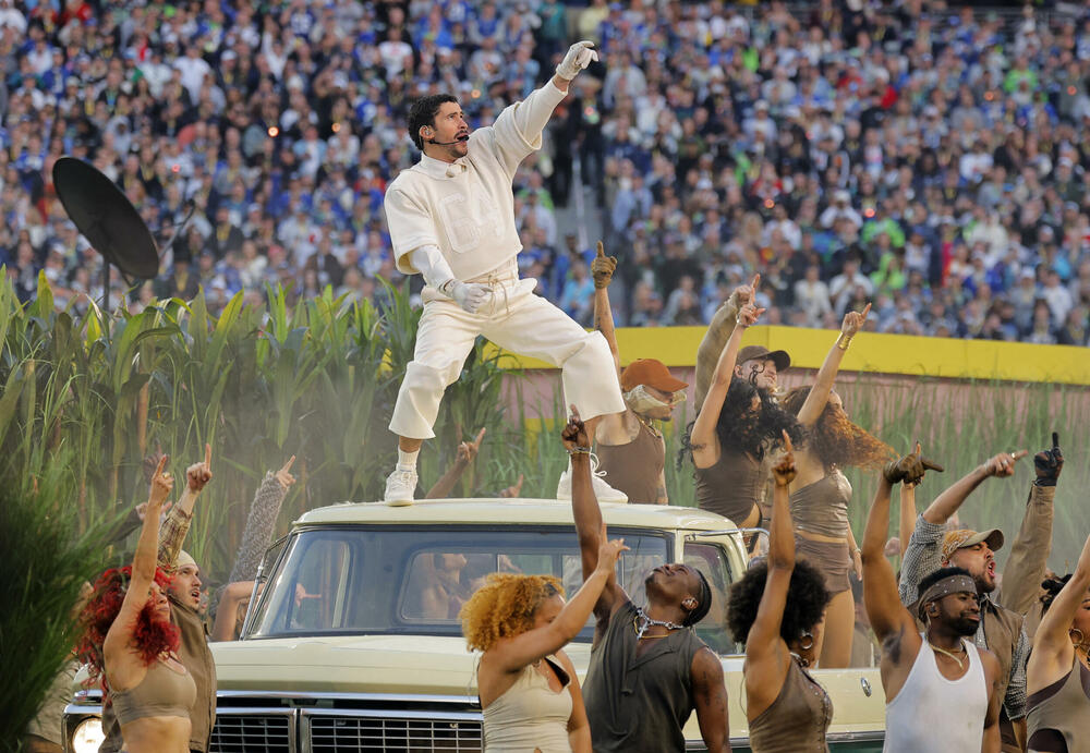 <p>Spektakl na poluvremenu označio je istorijski trenutak za latino muziku na najvećoj američkoj sceni</p>