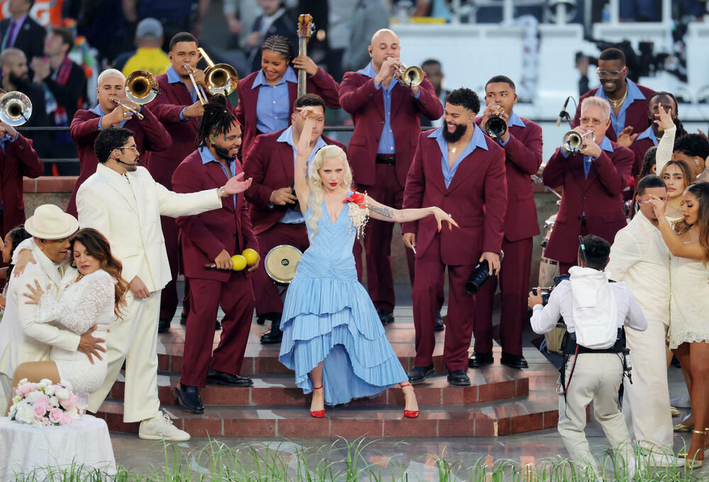 <p>Spektakl na poluvremenu označio je istorijski trenutak za latino muziku na najvećoj američkoj sceni</p>