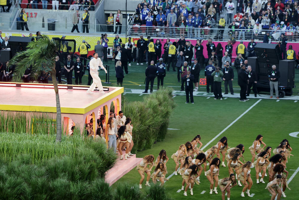 <p>Spektakl na poluvremenu označio je istorijski trenutak za latino muziku na najvećoj američkoj sceni</p>