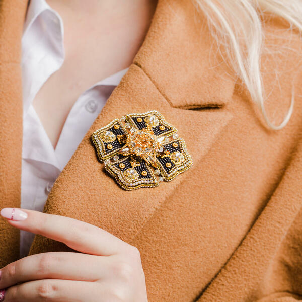 Повернення брошки: оновіть свій стиль, не купуючи новий гардероб