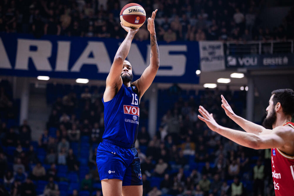 Džuvan Morgan i Nikola Kalinić tokom derbija u "Morači", Foto: KK Budućnost Voli/Filip Roganović