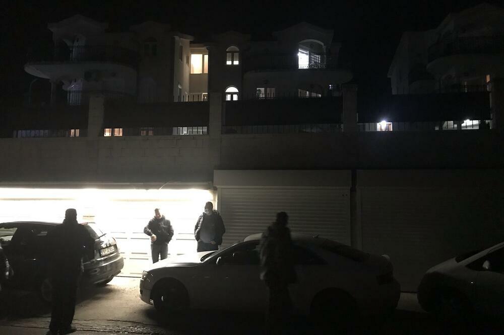 Zgrada u Kavču koju pretresa policija (ilustracija - policijska akcija 2021. godine), Foto: Jelena Jovanović