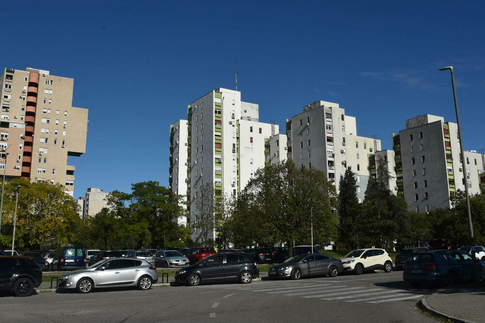 Stanari jedne od stambenih zgrada u Bloku V godinama strahuju zbog sugrađanina, Foto: BORIS PEJOVIC