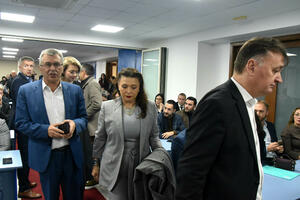 Kad partija zovne, bježi se i s posla: Državni funkcioneri iz...