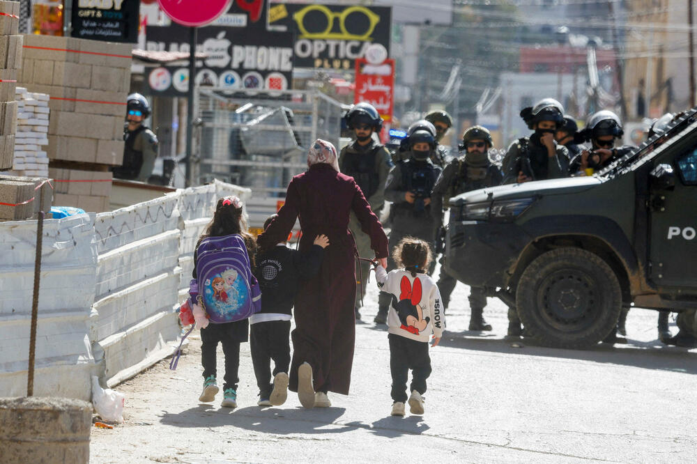 Palestinka sa djecom na Zapadnoj obali 26. januara, Foto: Rojters