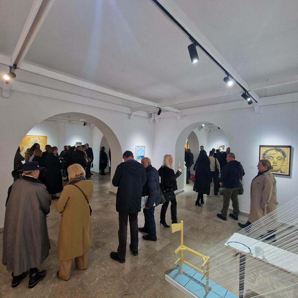 <p>U galeriji &bdquo;Josip Bepo Benković&ldquo; dodijeljene nagrade Ratku Odaloviću, Marku Petroviću Njegošu i Lidiji Nikčević; izložba otvorena do kraja marta</p>