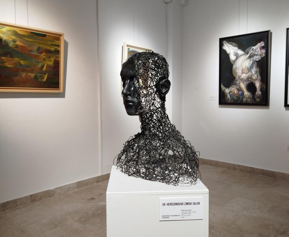 <p>U galeriji &bdquo;Josip Bepo Benković&ldquo; dodijeljene nagrade Ratku Odaloviću, Marku Petroviću Njegošu i Lidiji Nikčević; izložba otvorena do kraja marta</p>