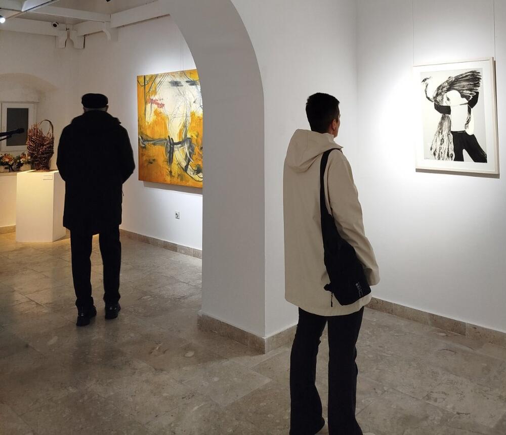 <p>U galeriji &bdquo;Josip Bepo Benković&ldquo; dodijeljene nagrade Ratku Odaloviću, Marku Petroviću Njegošu i Lidiji Nikčević; izložba otvorena do kraja marta</p>