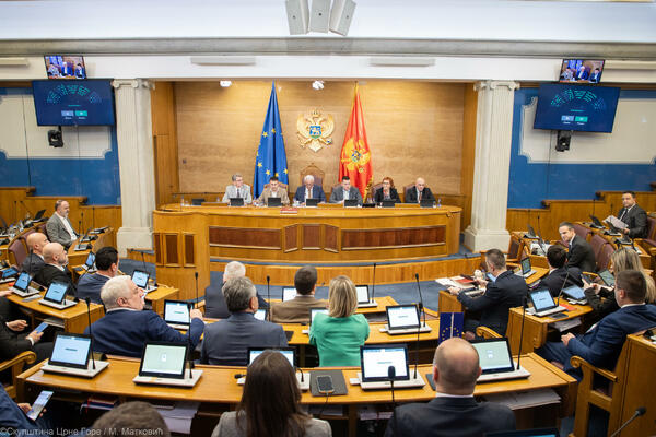 Понад сто людей прибули до парламенту? Державна парламентська служба...