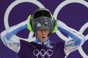 Ukrajinac nastavio da nosi kacigu s fotografijama poginulih u ratu...