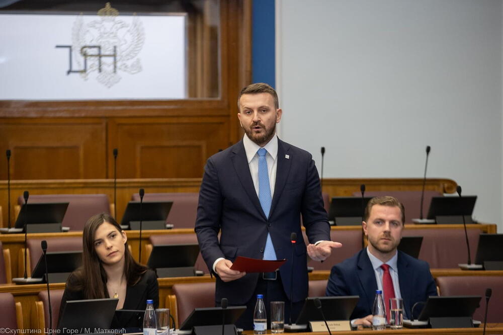 Ministar javne uprave Maraš Dukaj govori u Skupštini, Foto: Skupština Crne Gore