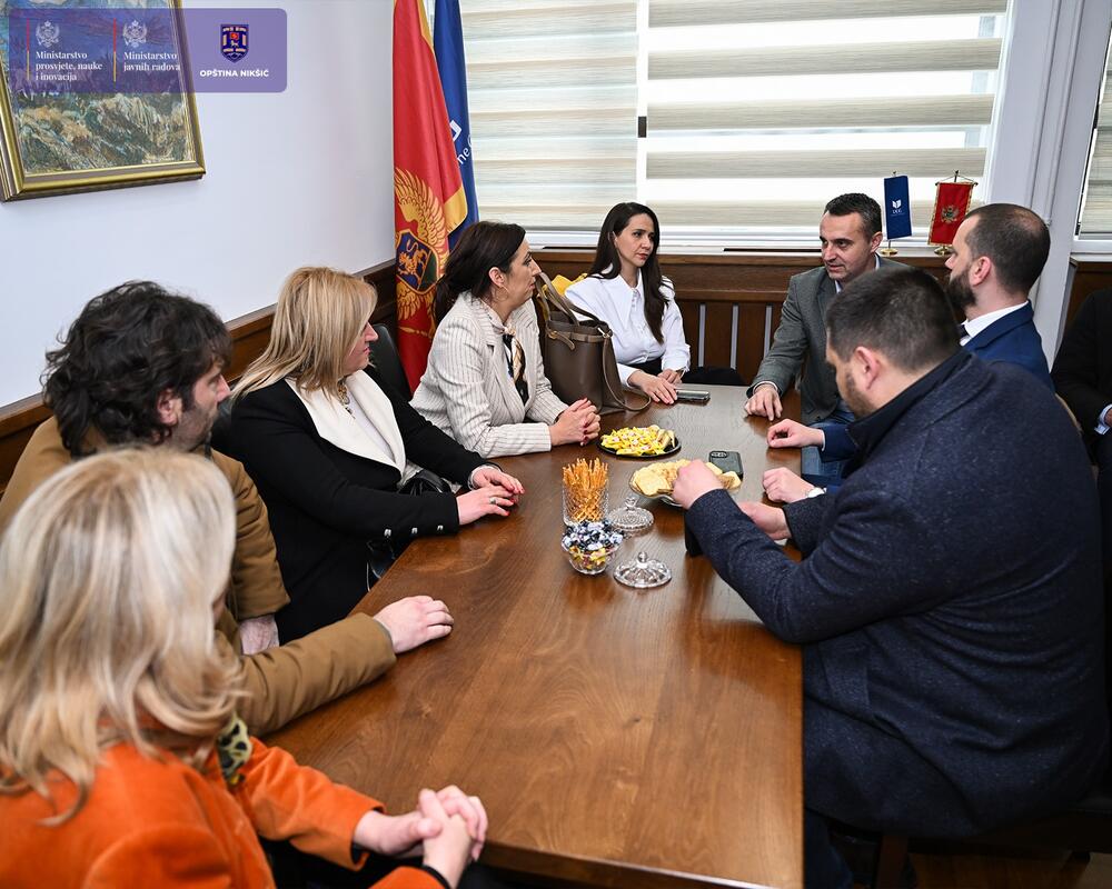 <p>U saopštenju Ministarstva prosvjete, nauke i inovacija (MPNI) se navodi da su čelnica tog Vladinog resora Anđela Jakšić-Stojanović i Majda Adžović, ministarka javnih radova, obišle radove u Nikšiću na projektu Kongresne multimedijalne sale u Domu revolucije</p>