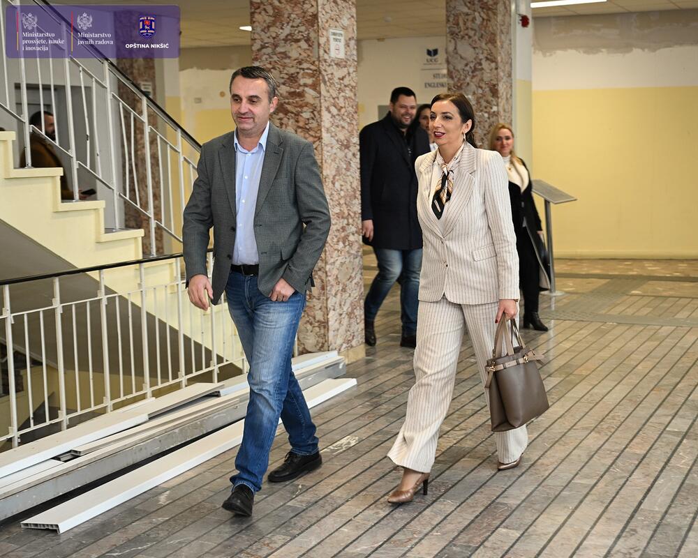 <p>U saopštenju Ministarstva prosvjete, nauke i inovacija (MPNI) se navodi da su čelnica tog Vladinog resora Anđela Jakšić-Stojanović i Majda Adžović, ministarka javnih radova, obišle radove u Nikšiću na projektu Kongresne multimedijalne sale u Domu revolucije</p>