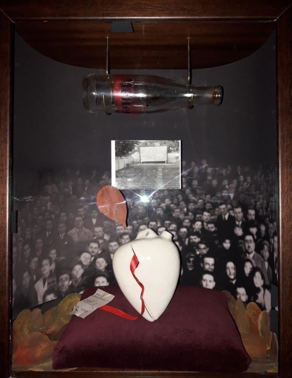 <p>Od romana sjećanja do serije: kako ekranizovati unutrašnji svijet opsesije, sjećanja i tišine, a da se ne izgubi suština teksta koji je upravo od odsustva događaja načinio svoju najveću vrijednost?</p>