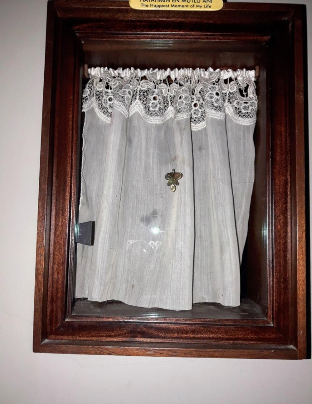 <p>Od romana sjećanja do serije: kako ekranizovati unutrašnji svijet opsesije, sjećanja i tišine, a da se ne izgubi suština teksta koji je upravo od odsustva događaja načinio svoju najveću vrijednost?</p>