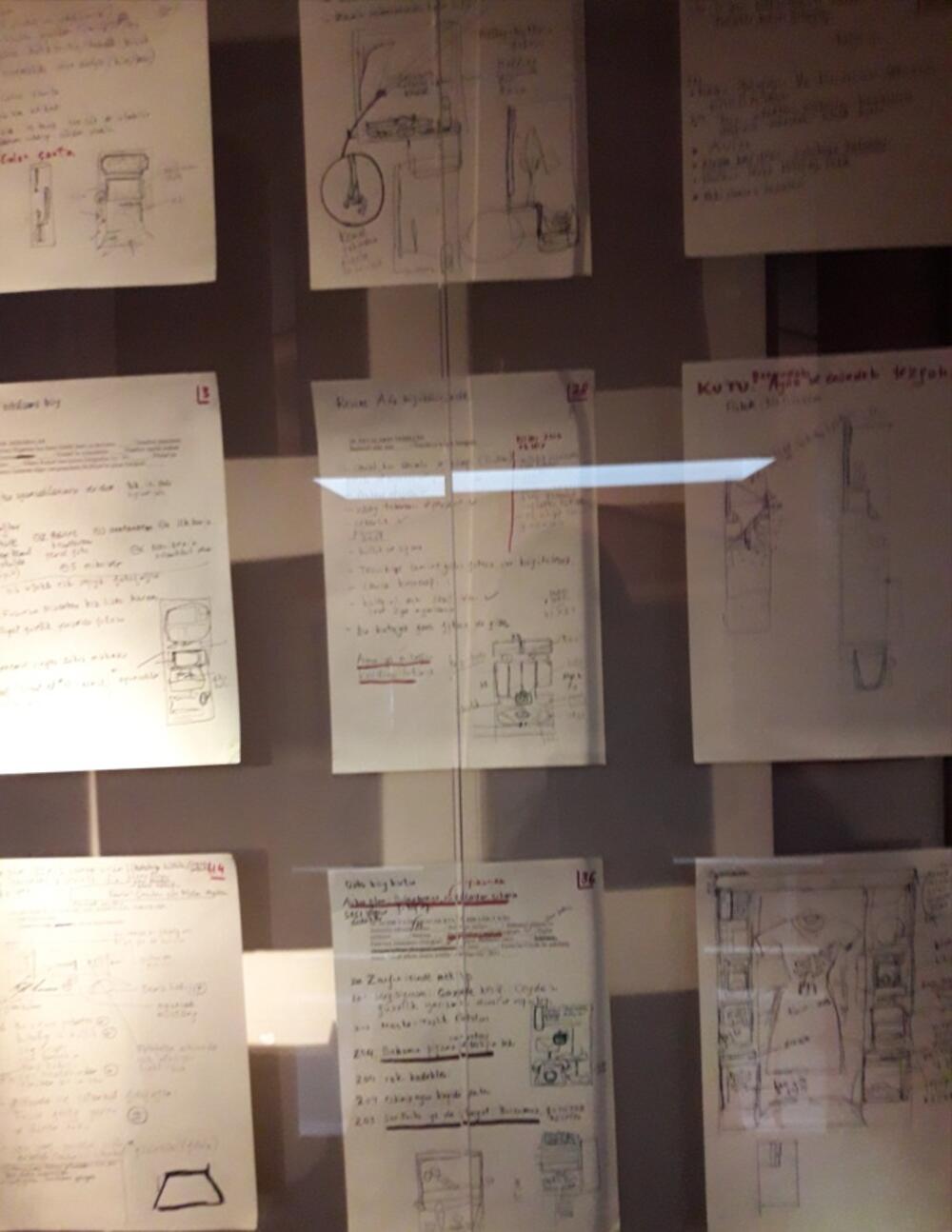 <p>Od romana sjećanja do serije: kako ekranizovati unutrašnji svijet opsesije, sjećanja i tišine, a da se ne izgubi suština teksta koji je upravo od odsustva događaja načinio svoju najveću vrijednost?</p>