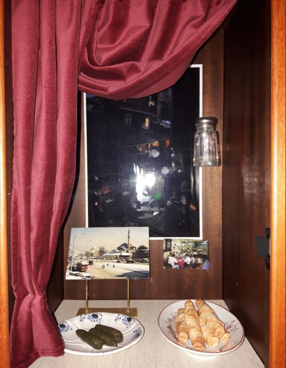 <p>Od romana sjećanja do serije: kako ekranizovati unutrašnji svijet opsesije, sjećanja i tišine, a da se ne izgubi suština teksta koji je upravo od odsustva događaja načinio svoju najveću vrijednost?</p>