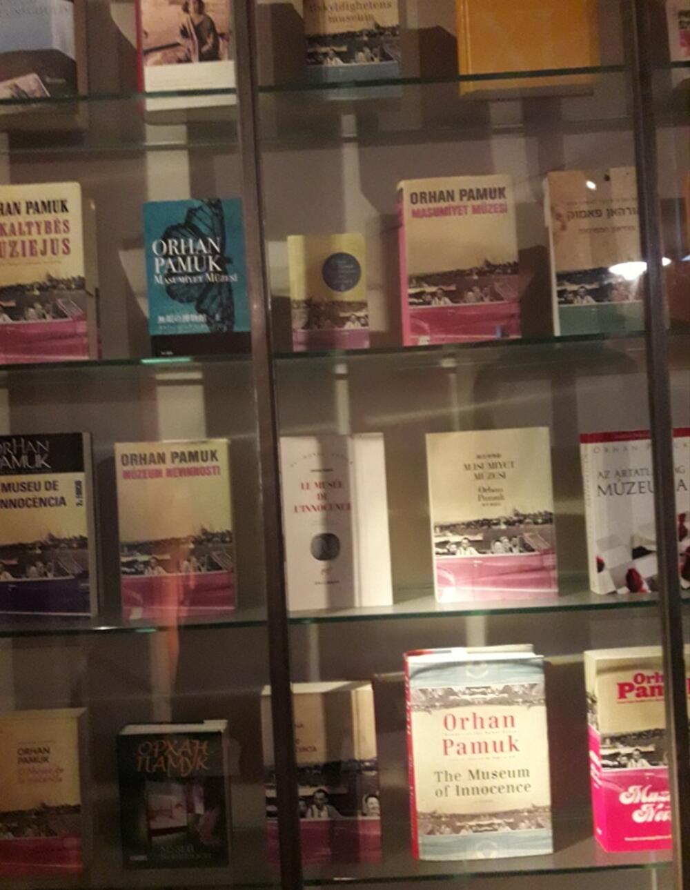 <p>Od romana sjećanja do serije: kako ekranizovati unutrašnji svijet opsesije, sjećanja i tišine, a da se ne izgubi suština teksta koji je upravo od odsustva događaja načinio svoju najveću vrijednost?</p>