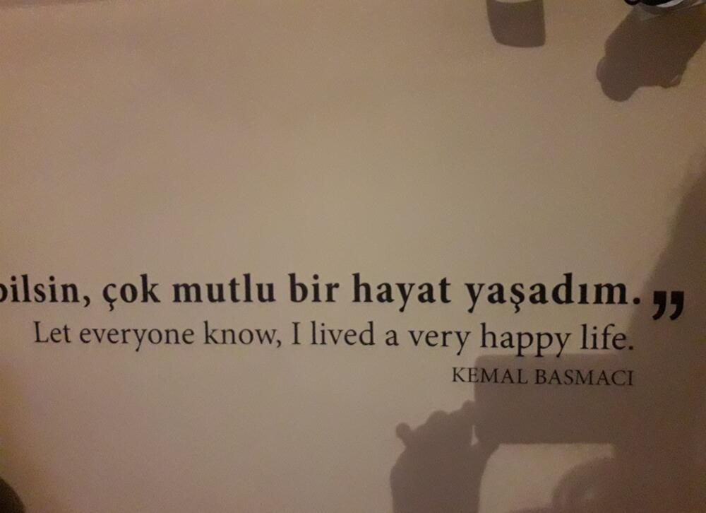 <p>Od romana sjećanja do serije: kako ekranizovati unutrašnji svijet opsesije, sjećanja i tišine, a da se ne izgubi suština teksta koji je upravo od odsustva događaja načinio svoju najveću vrijednost?</p>