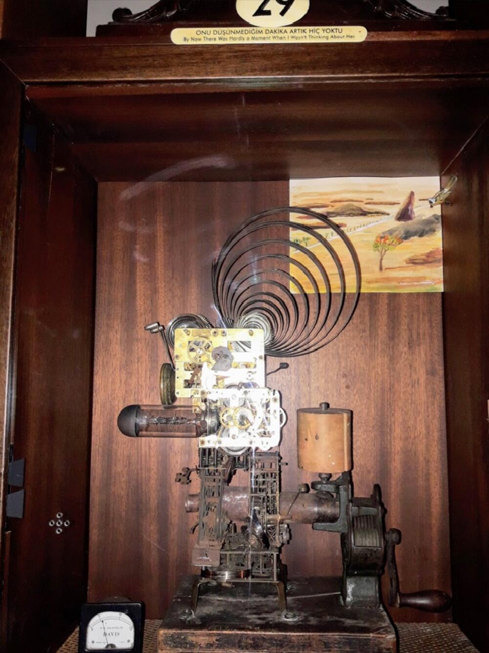 <p>Od romana sjećanja do serije: kako ekranizovati unutrašnji svijet opsesije, sjećanja i tišine, a da se ne izgubi suština teksta koji je upravo od odsustva događaja načinio svoju najveću vrijednost?</p>