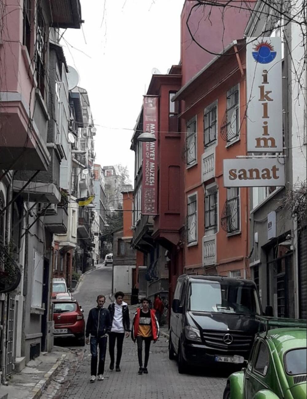 <p>Od romana sjećanja do serije: kako ekranizovati unutrašnji svijet opsesije, sjećanja i tišine, a da se ne izgubi suština teksta koji je upravo od odsustva događaja načinio svoju najveću vrijednost?</p>