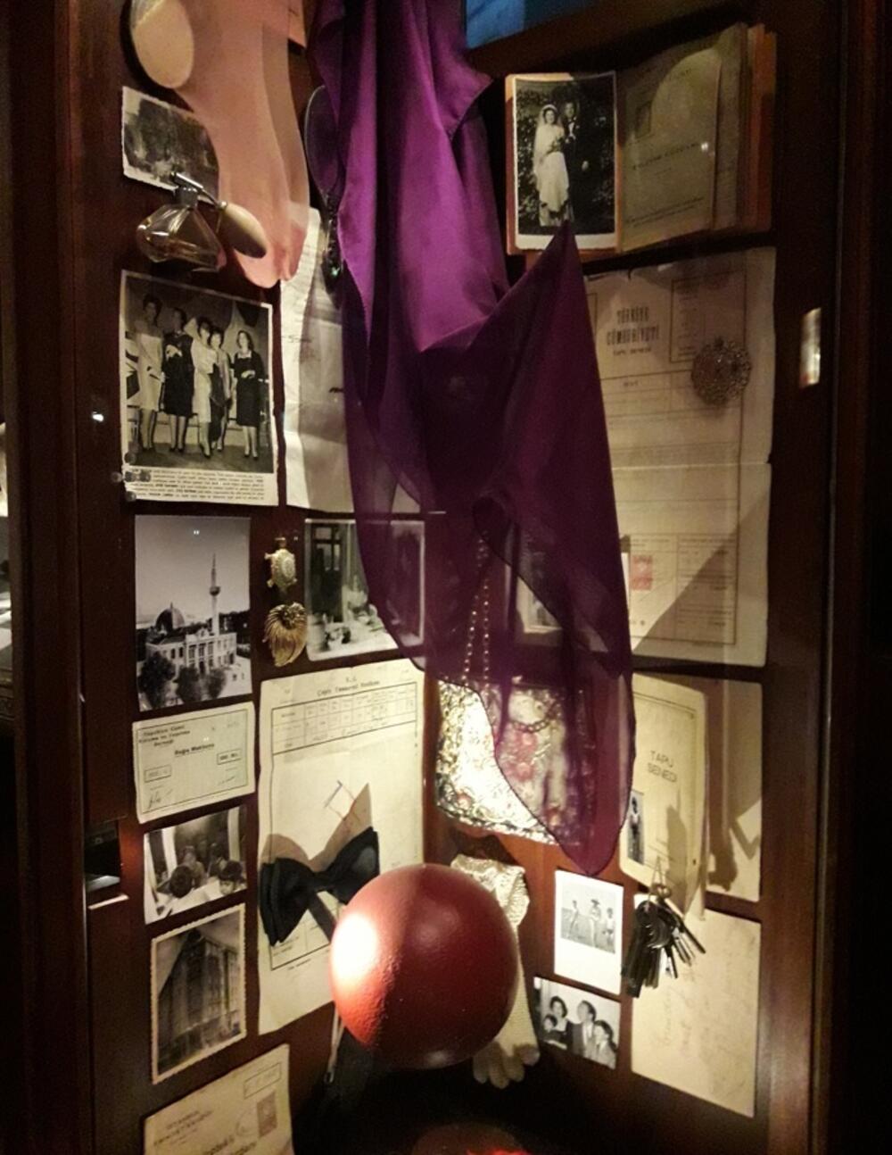 <p>Od romana sjećanja do serije: kako ekranizovati unutrašnji svijet opsesije, sjećanja i tišine, a da se ne izgubi suština teksta koji je upravo od odsustva događaja načinio svoju najveću vrijednost?</p>