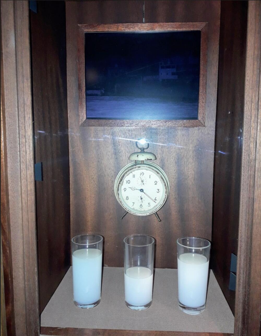 <p>Od romana sjećanja do serije: kako ekranizovati unutrašnji svijet opsesije, sjećanja i tišine, a da se ne izgubi suština teksta koji je upravo od odsustva događaja načinio svoju najveću vrijednost?</p>