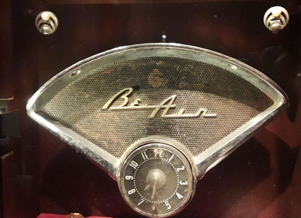 <p>Od romana sjećanja do serije: kako ekranizovati unutrašnji svijet opsesije, sjećanja i tišine, a da se ne izgubi suština teksta koji je upravo od odsustva događaja načinio svoju najveću vrijednost?</p>