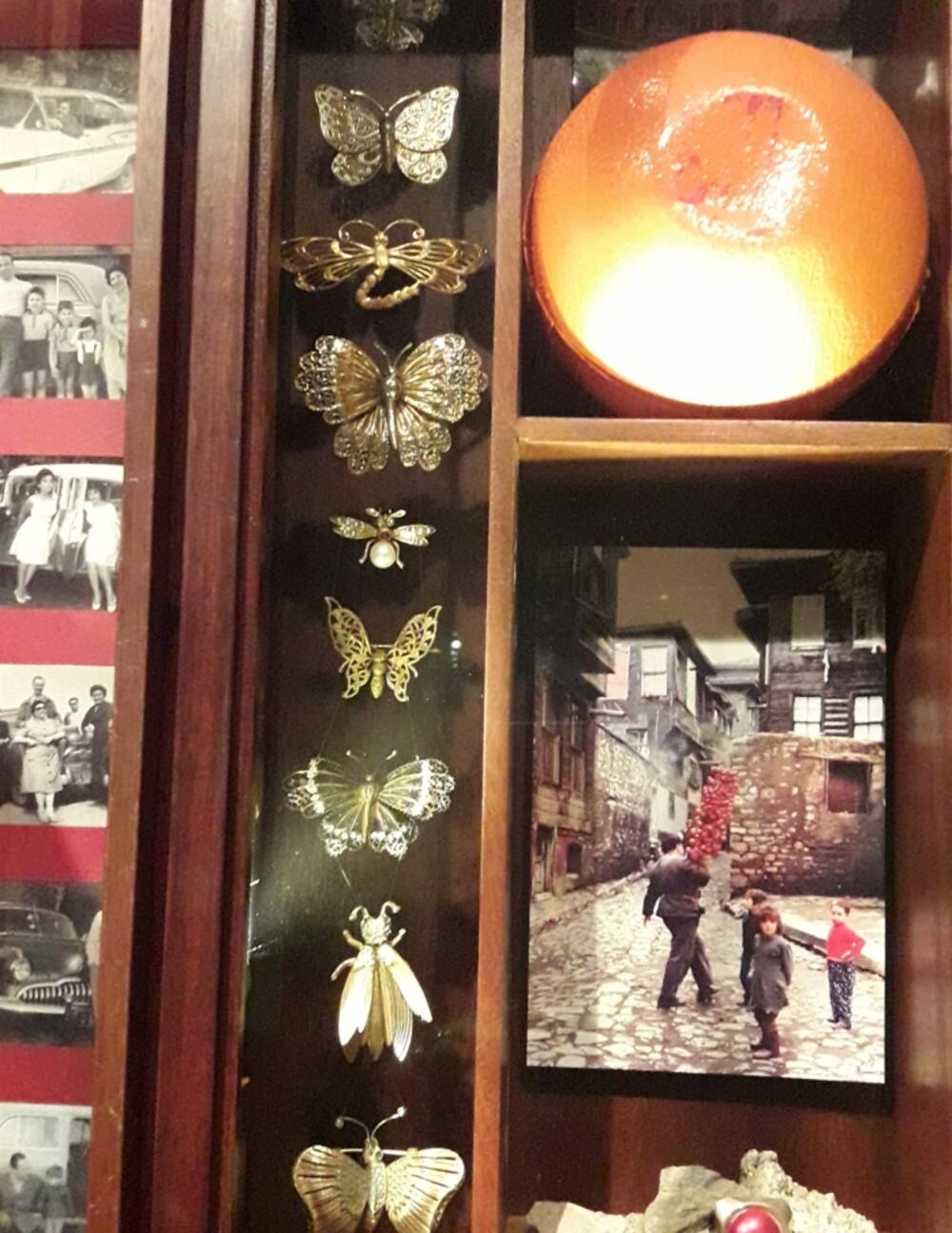 <p>Od romana sjećanja do serije: kako ekranizovati unutrašnji svijet opsesije, sjećanja i tišine, a da se ne izgubi suština teksta koji je upravo od odsustva događaja načinio svoju najveću vrijednost?</p>