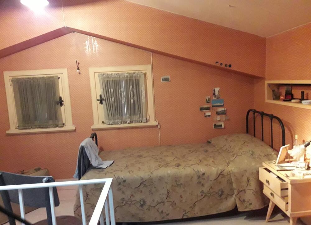 <p>Od romana sjećanja do serije: kako ekranizovati unutrašnji svijet opsesije, sjećanja i tišine, a da se ne izgubi suština teksta koji je upravo od odsustva događaja načinio svoju najveću vrijednost?</p>