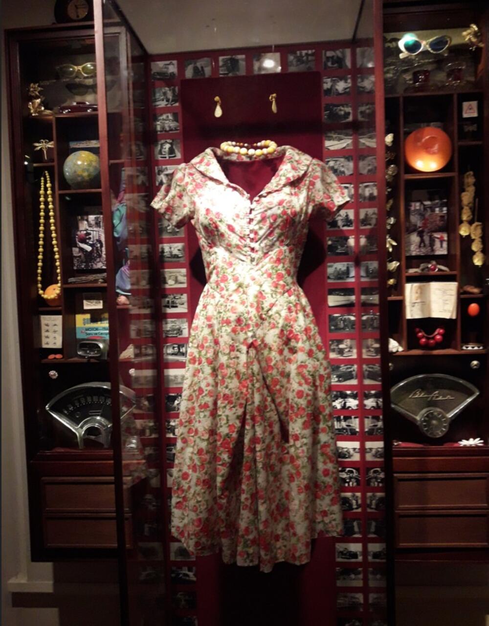 <p>Od romana sjećanja do serije: kako ekranizovati unutrašnji svijet opsesije, sjećanja i tišine, a da se ne izgubi suština teksta koji je upravo od odsustva događaja načinio svoju najveću vrijednost?</p>