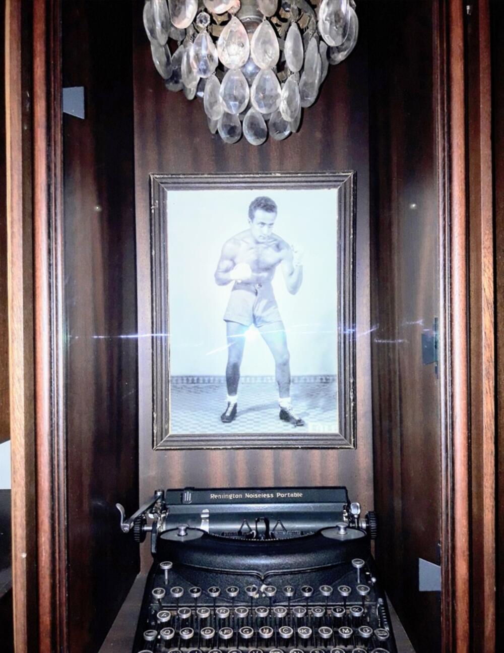 <p>Od romana sjećanja do serije: kako ekranizovati unutrašnji svijet opsesije, sjećanja i tišine, a da se ne izgubi suština teksta koji je upravo od odsustva događaja načinio svoju najveću vrijednost?</p>