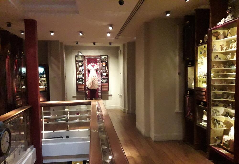 <p>Od romana sjećanja do serije: kako ekranizovati unutrašnji svijet opsesije, sjećanja i tišine, a da se ne izgubi suština teksta koji je upravo od odsustva događaja načinio svoju najveću vrijednost?</p>